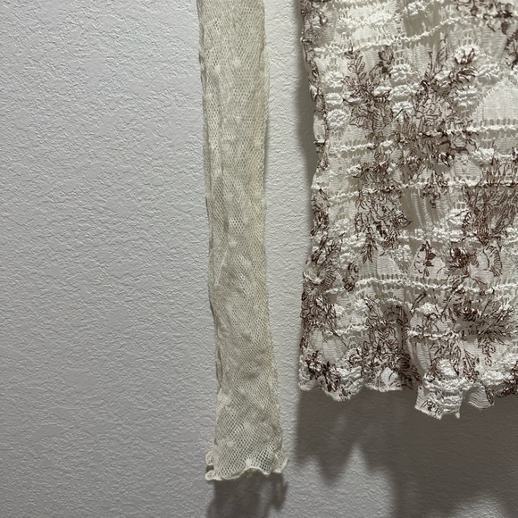 DONNA Mesh Lace Floral Top Size Medium - Picture 4 of 6